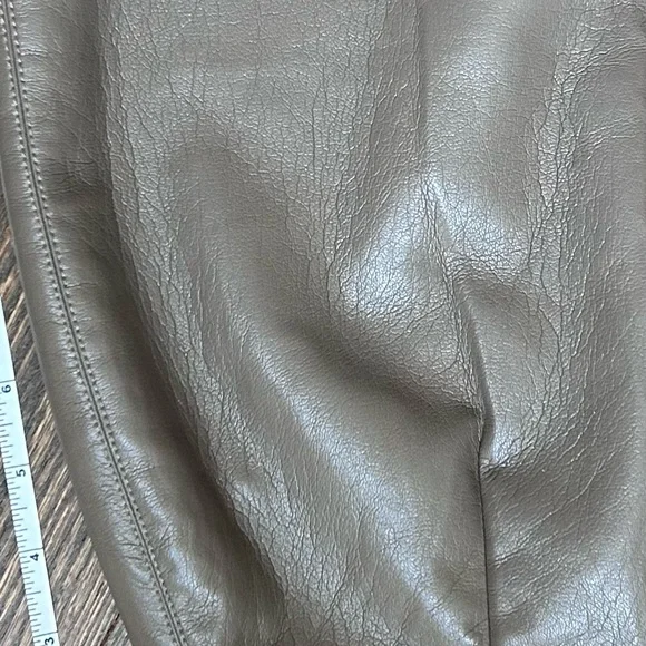 WILFRED ARITZIA Vegan Faux Leather Patio Mini Skirt 
Light brown - Picture 6 of 13